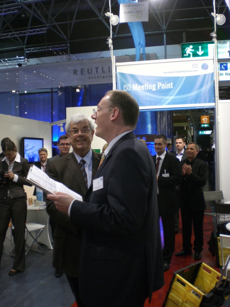 ISO president Carsten Schemberg awarding Mr. Schweitzer, Italy for his Best-Idea-in-Show booth. 120 party guests applauded.